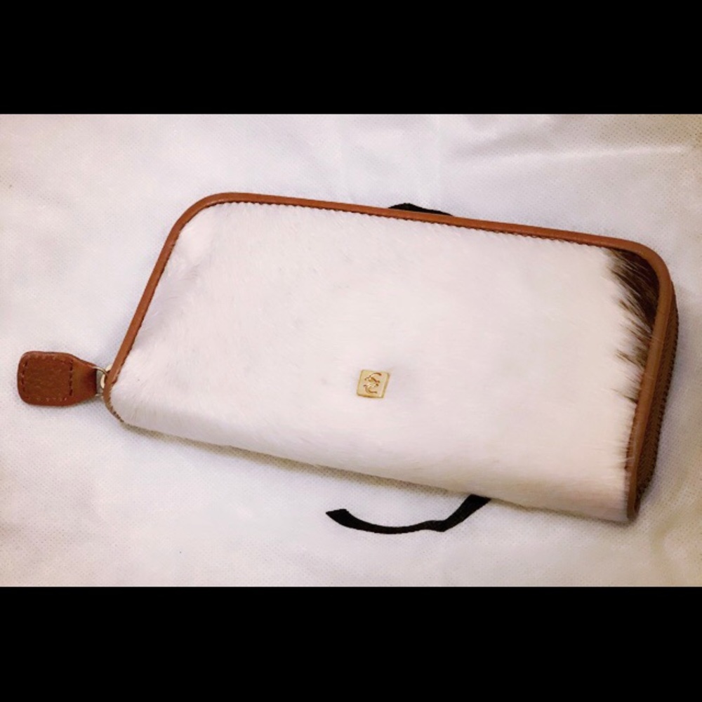 Fur leather wallet. Carolina Crowley.